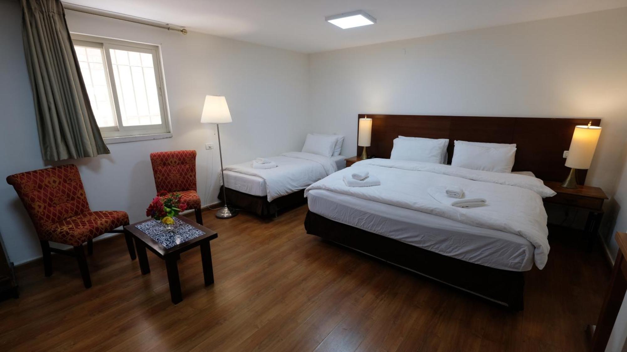 Family Room (1 Double Bed + 1 Single Bed)
